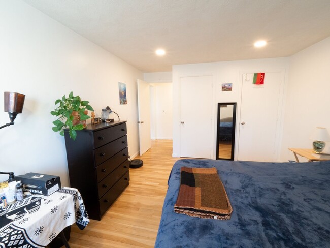 Building Photo - Spacious, Bright, and Updated 1 Bed With P...