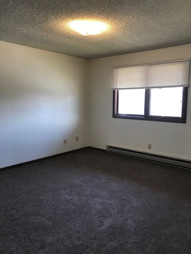 Building Photo - 2 Bedroom 1 Bath 4Plex-5 Mins from Campus