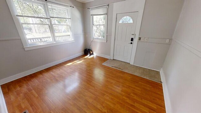 Building Photo - 900 Woodlawn Ave