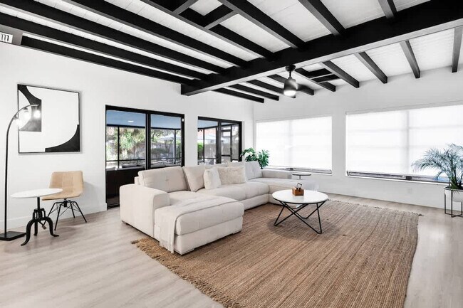 Building Photo - 704 NE 2nd St