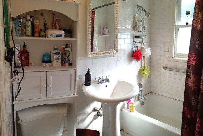 Building Photo - Adorable 2BD/1BA House! Nice Yard! Great L...