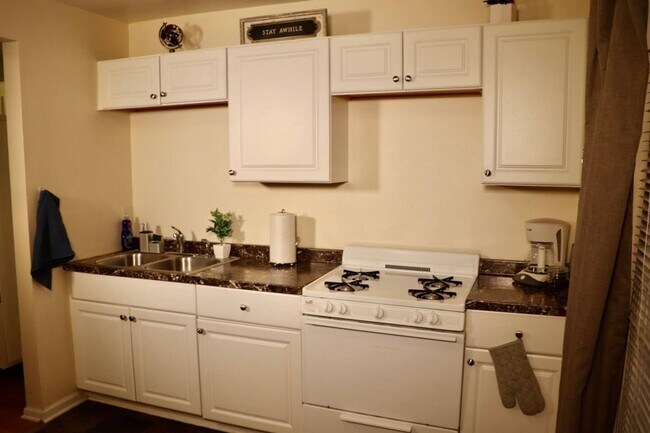 Building Photo - 1600-1602-1602 N Jackson St