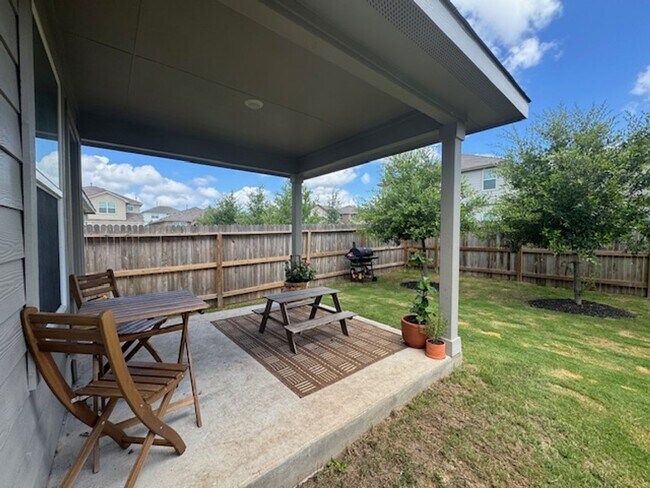 Building Photo - Spacious and Stylish, with over 2,500 sq f...