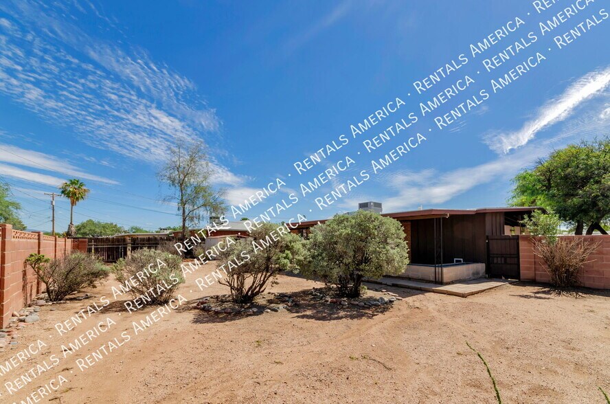 Building Photo - 6545 E Calle Luna