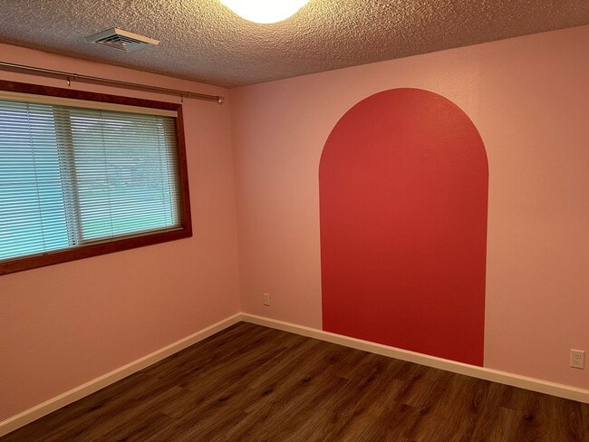 Building Photo - Beautiful 3 bedroom 2 bathroom house in a ...