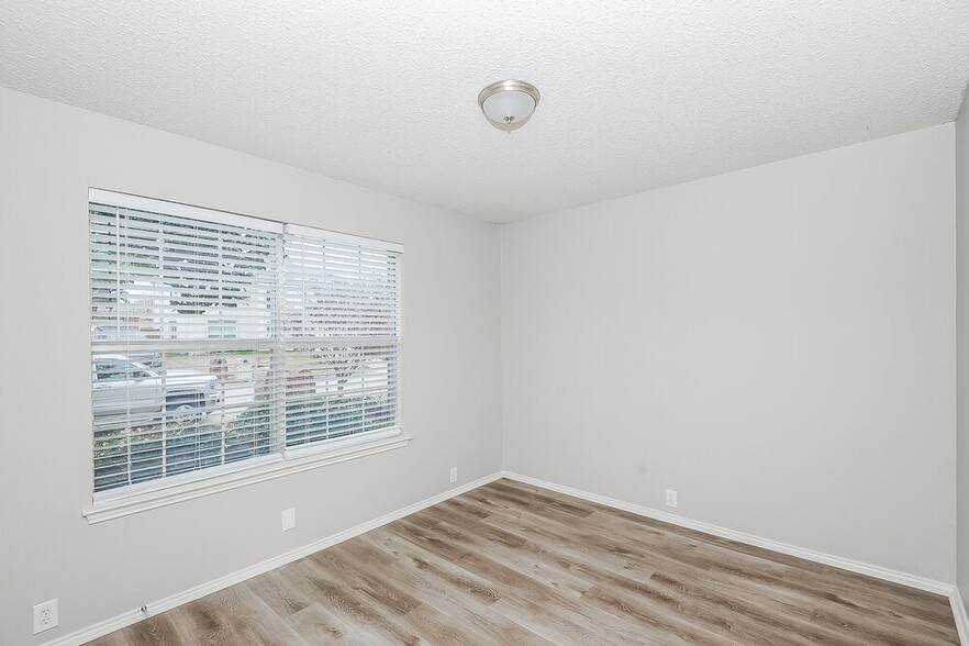 Building Photo - 833 Lariat Dr