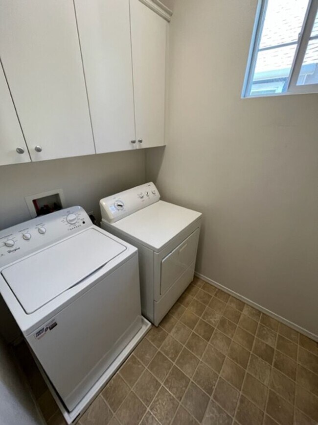 Building Photo - 3591 Sacramento Dr