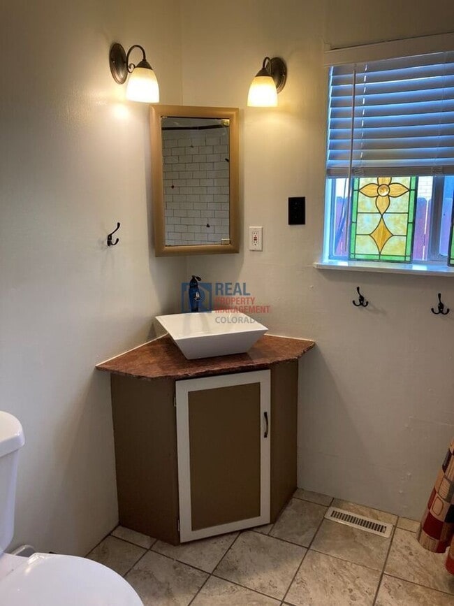 Building Photo - 3365 Olive St