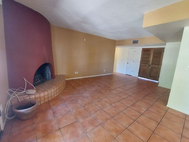 Building Photo - Spacious House