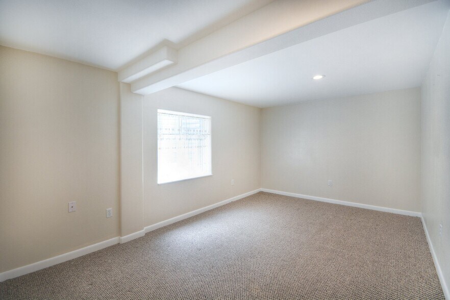 Building Photo - 1325 Legend Oak Dr