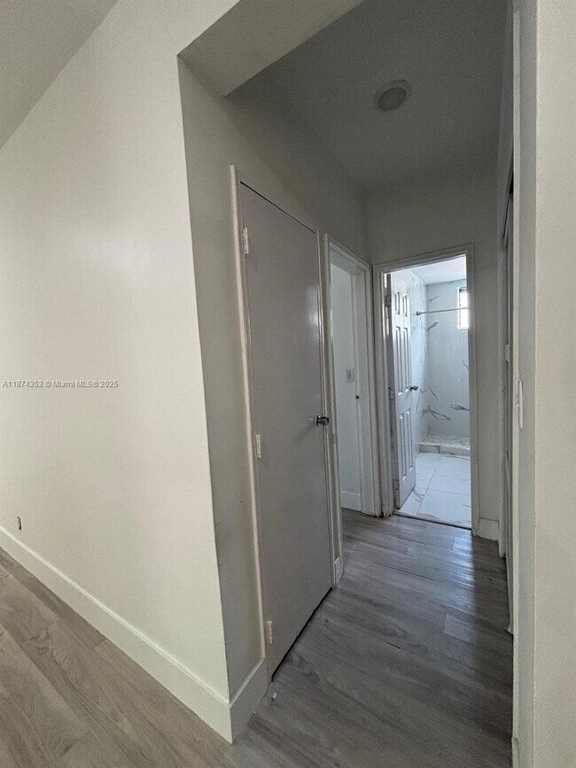Building Photo - 2025 Bay Dr