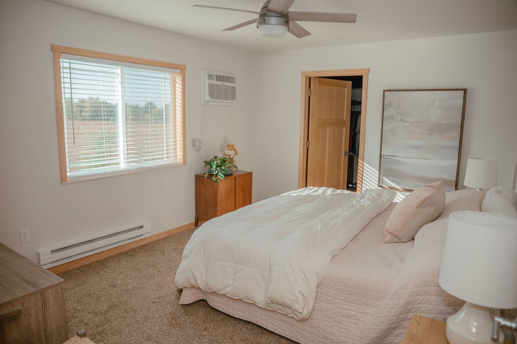 Building Photo - 3850 Sunnyside Dr W