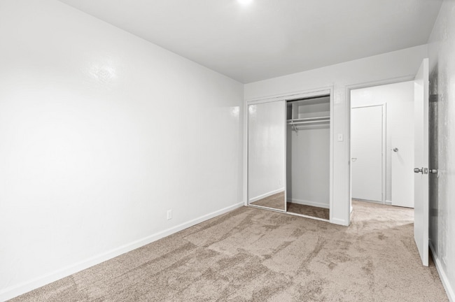 Building Photo - Newly Updated Oakland 3-Bed: Off-Street Pa...