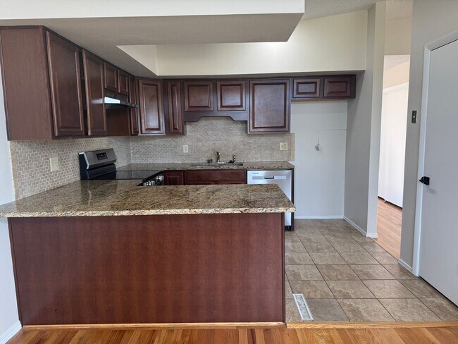 Building Photo - 5 bedroom, 3 bath, 2 car on acreage near t...