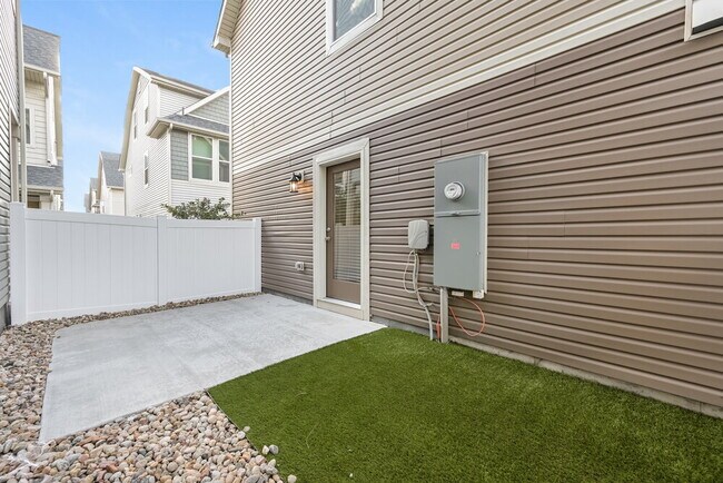 Building Photo - 18592 E 47th Dr