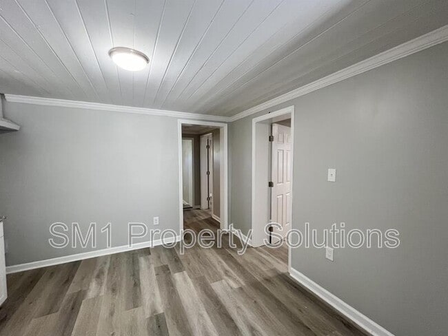 Building Photo - 871 W 11th St