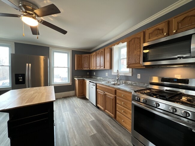 Building Photo - 2443 Division St