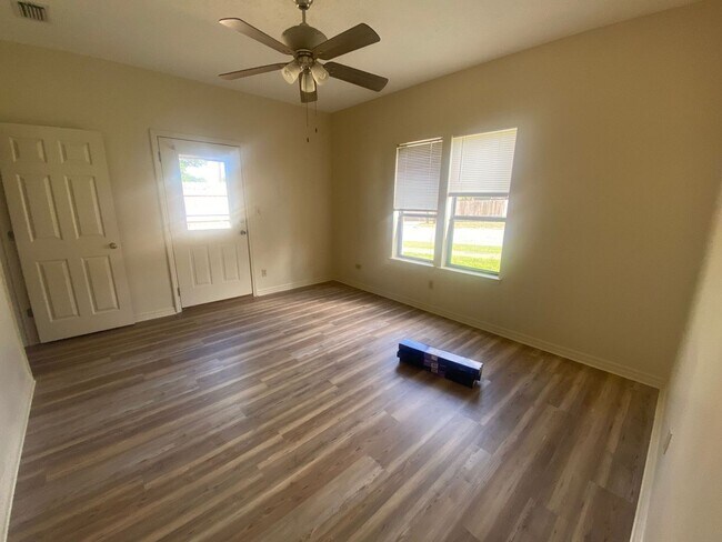 Building Photo - Cozy & Economical Unit in The Cove w/Water...