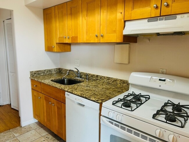 Building Photo - 1210 N Taft St