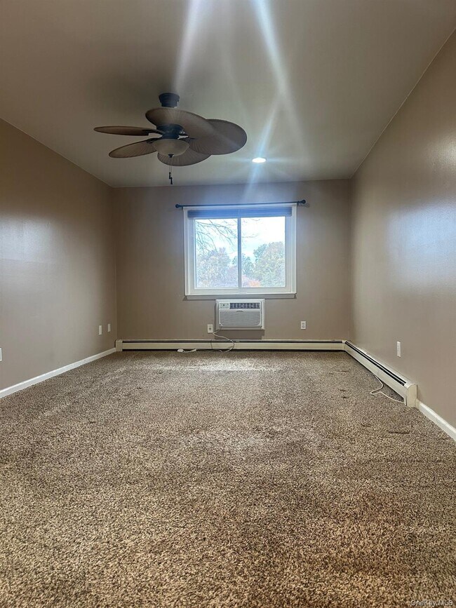 Building Photo - 10 Skyline Dr