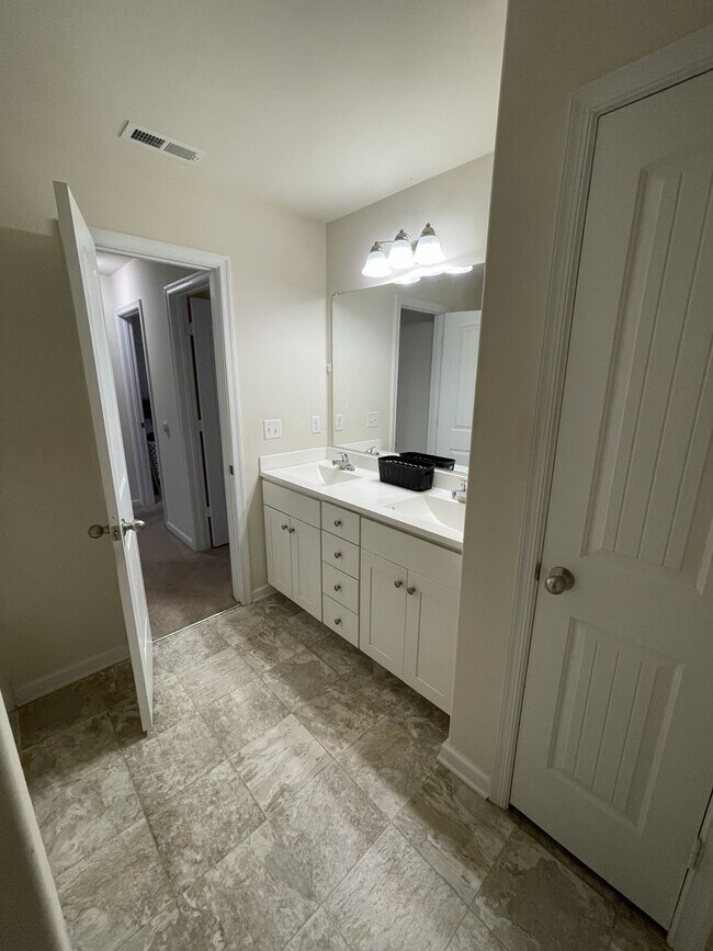 Building Photo - 2913 Seven Kings Ct