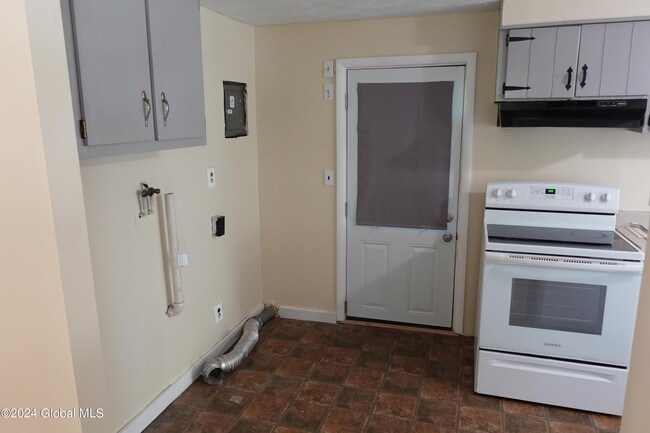 Building Photo - 844 Burden Lake Rd