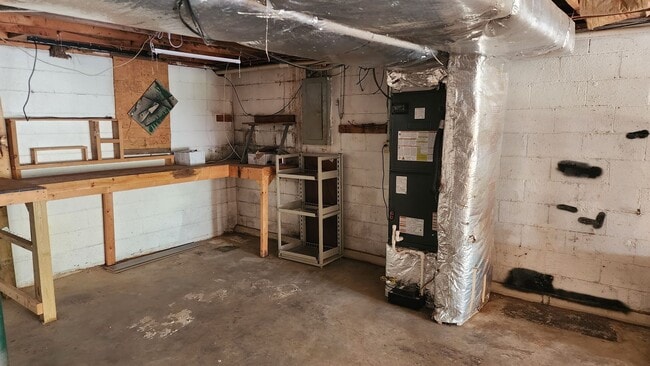 Building Photo - Large Brick Ranch near Cherokee Lake