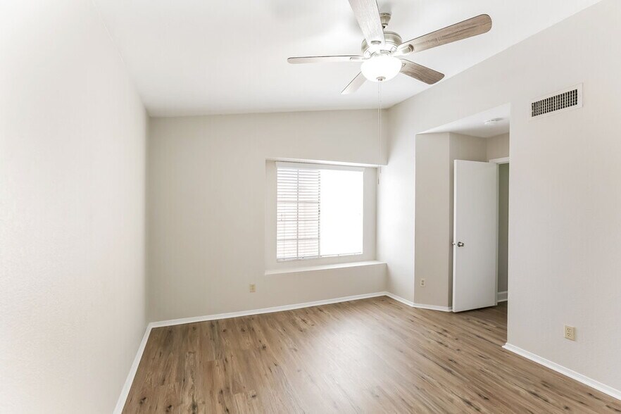 Building Photo - 1220 E Hearne Way