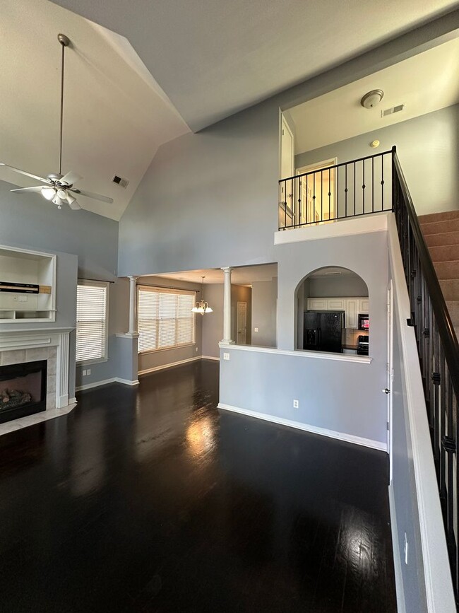 Building Photo - Move In Ready! Newly Refinished Floors! Upgraded Fixtures!