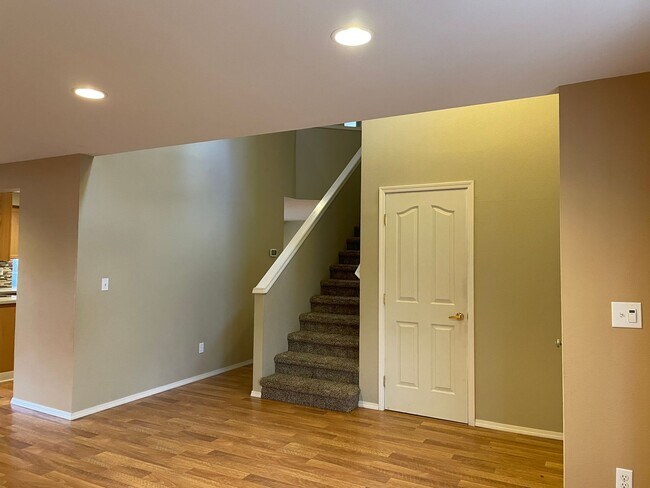 Building Photo - Adorable 4 Bedroom 2.5 Bath Home in Fisher's Landing! Fully Fenced Backyard! Mountain View High S...