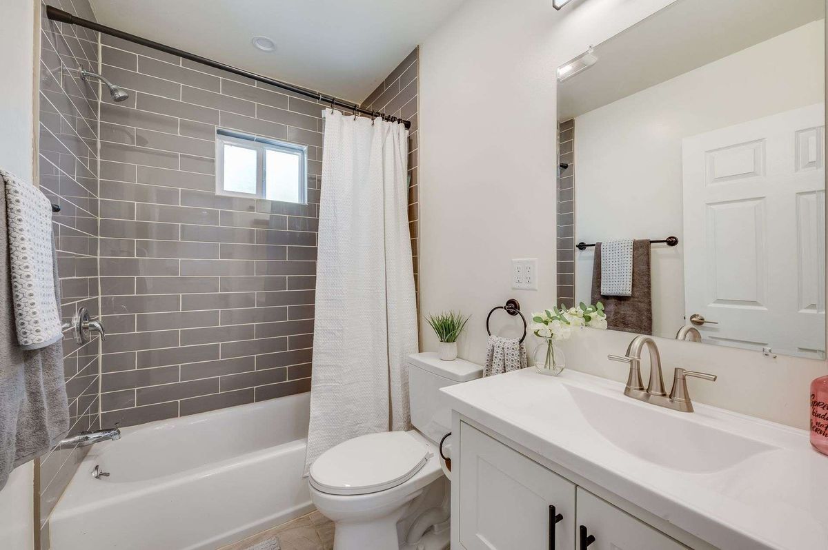 Building Photo - 1902 E Chevy Chase Dr