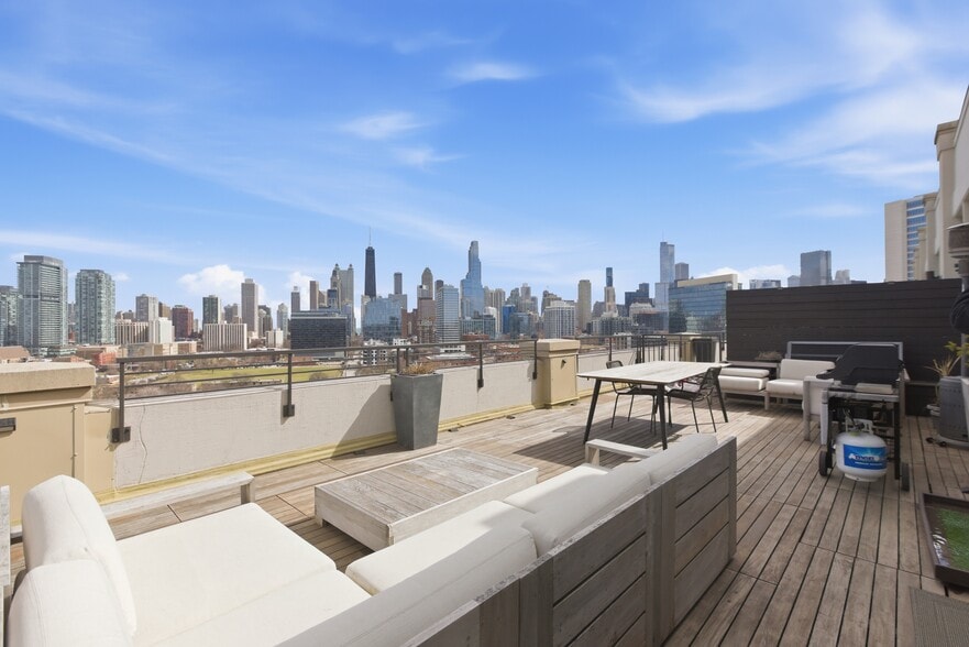 Building Photo - 900 N Kingsbury St