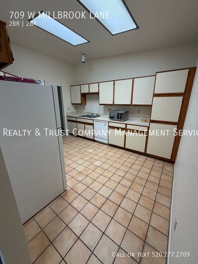 Building Photo - 709 W Millbrook Ln