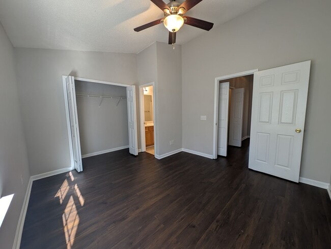 Building Photo - Cozy Townome located in the Old Stone Crossings community!