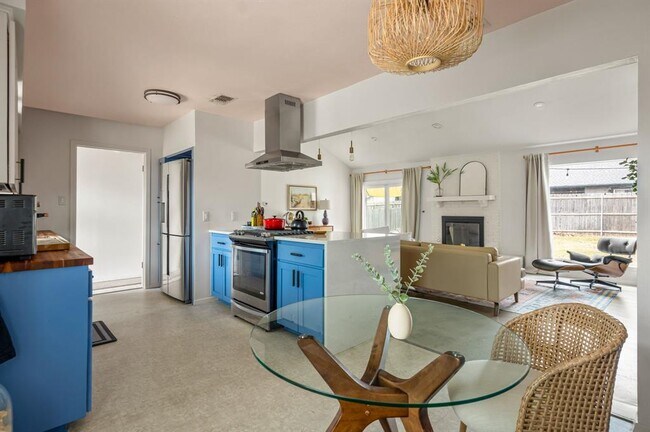 Building Photo - 9300 Meadow Vale