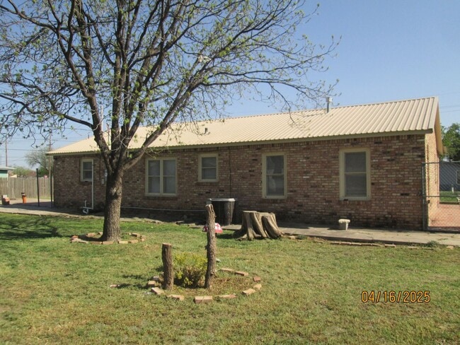Building Photo - HOUSE -- 3 bedrooms, 2 bathrooms
