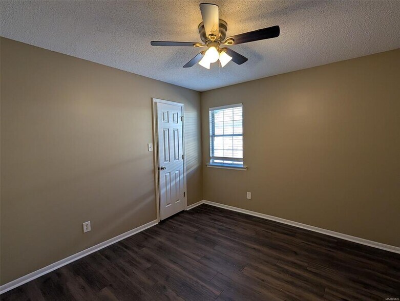 Building Photo - 5902 Carmel Dr