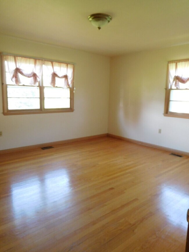 Building Photo - 9083 Meadowbrook Cir