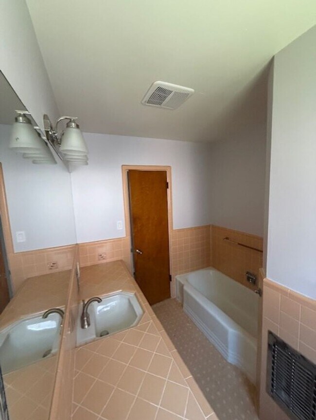 Building Photo - 544 W 120th St