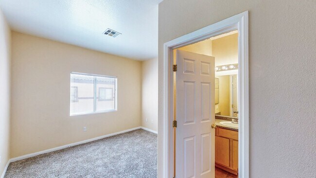 Building Photo - 2 BDR / 2.5 BATH SPACIOUS HOME