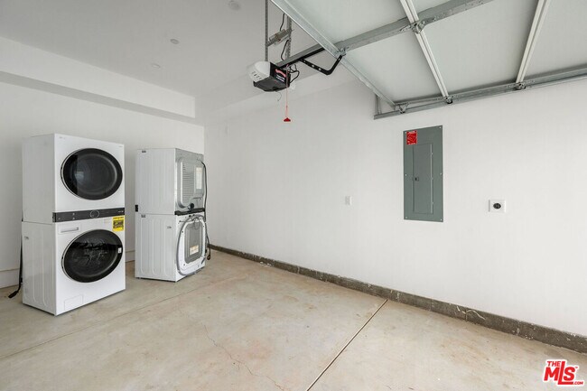 Building Photo - 726 Robinson St