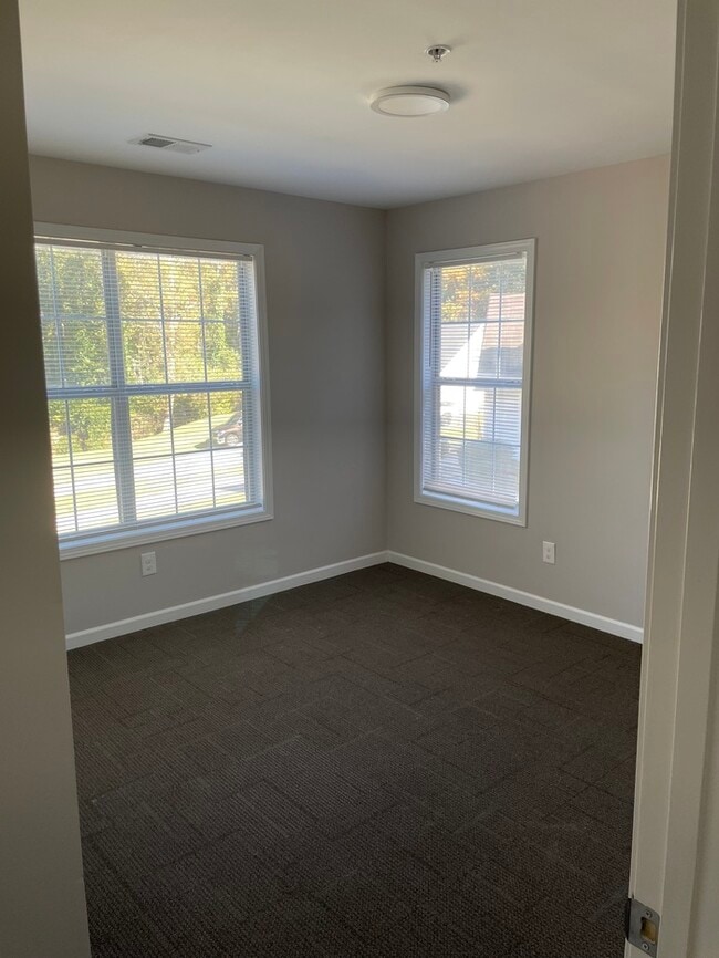 Building Photo - Great Location!