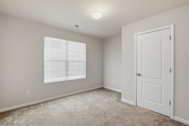 Building Photo - Move-In Ready 4BR | Space, Location & Value All in One
