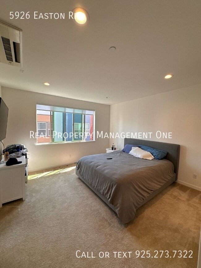 Building Photo - 5926 Easton Rd