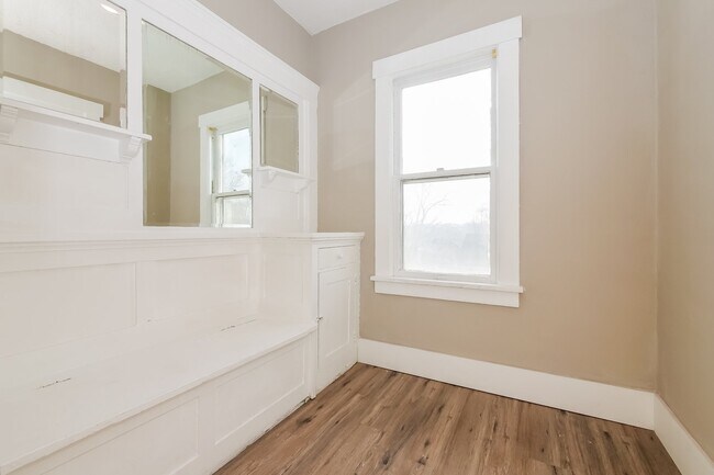 Building Photo - 4258 Laurel Ave