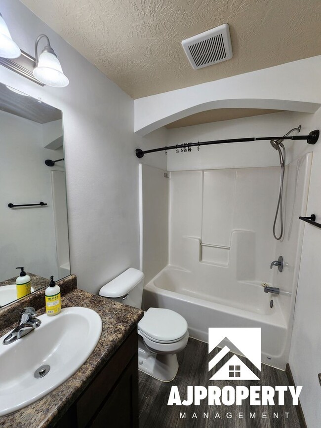 Building Photo - 6521 W Amber St