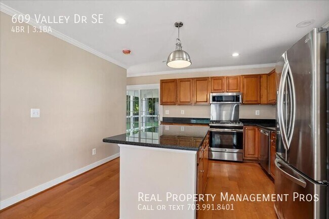 Building Photo - 609 Valley Dr SE
