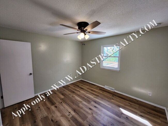 Building Photo - Nice Updated 2 Bed 1.5 Bath Duplex in Base...