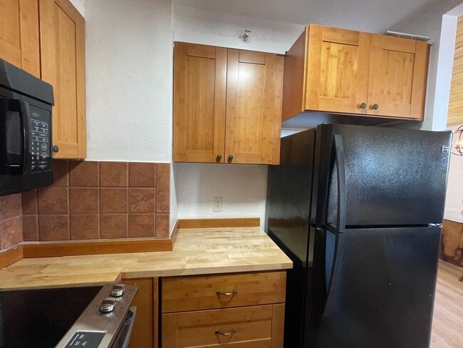 Building Photo - Royal Kahana Top Floor 2 bed/2bath