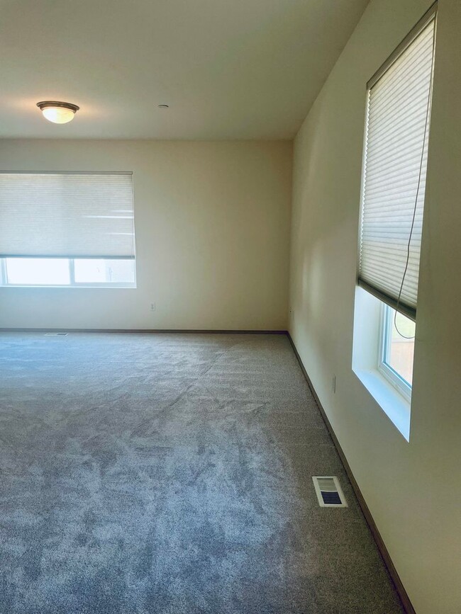 Building Photo - Delightful DuPont 3 Bedroom Home